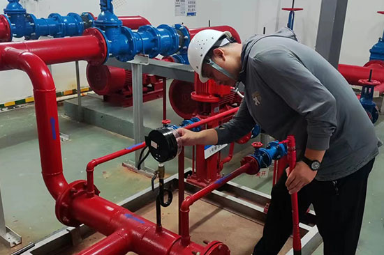 億杰員工消防維保工作中